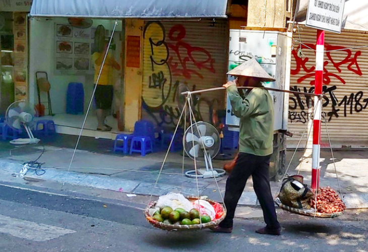 Hà Nội sắp lắp máy bán hàng tự động thay thế hàng rong - Ảnh 1.
