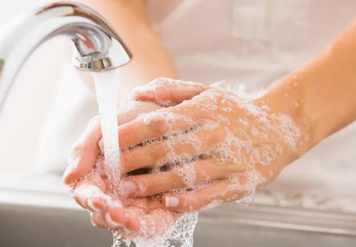 Lý do khiến bệnh tay chân miệng nguy hiểm với trẻ em - Ảnh 2.