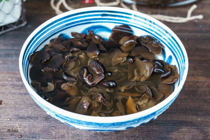 4 cách ngâm mộc nhĩ nhanh nở, mềm - Ảnh 2.