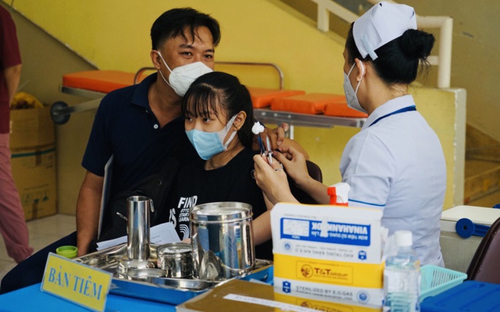 Hình ảnh ngày đầu tiêm vaccine cho trẻ từ 5 đến dưới 12 tuổi ở TP.HCM