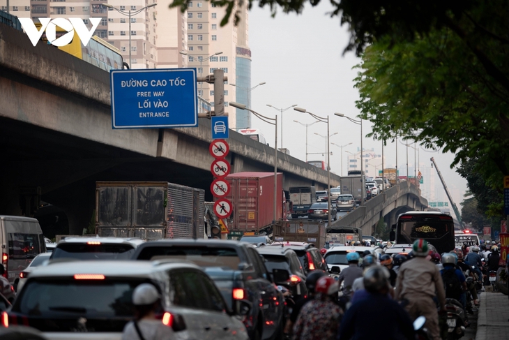 'Đặc sản' tắc đường ở Hà Nội thường xuyên hơn trong thời gian gần đây - Ảnh 6. 'Đặc sản' tắc đường ở Hà Nội thường xuyên hơn trong thời gian gần đây - Ảnh 6.