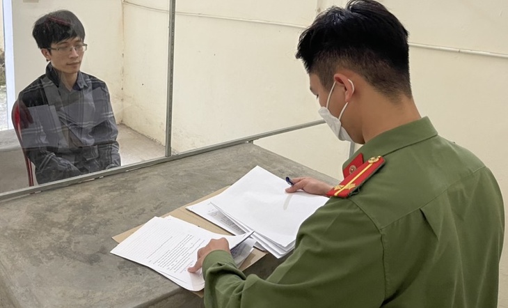 Lừa bán vé máy bay cho người dân về quê tránh dịch COVID-19 chiếm đoạt hàng trăm triệu đồng - Ảnh 2.