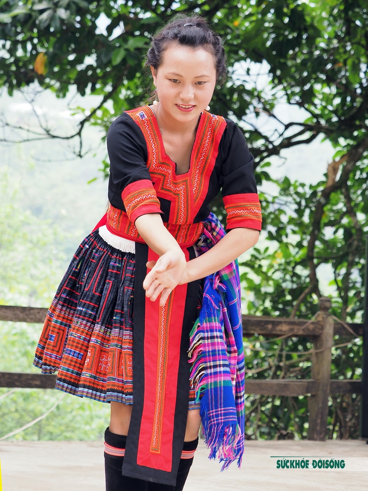 Đắm say cùng điệu múa khoe khăn của các cô gái người Mông tại bản Sin Suối Hồ - Ảnh 4. Đắm say cùng điệu múa khoe khăn của các cô gái người Mông tại bản Sin Suối Hồ - Ảnh 4.