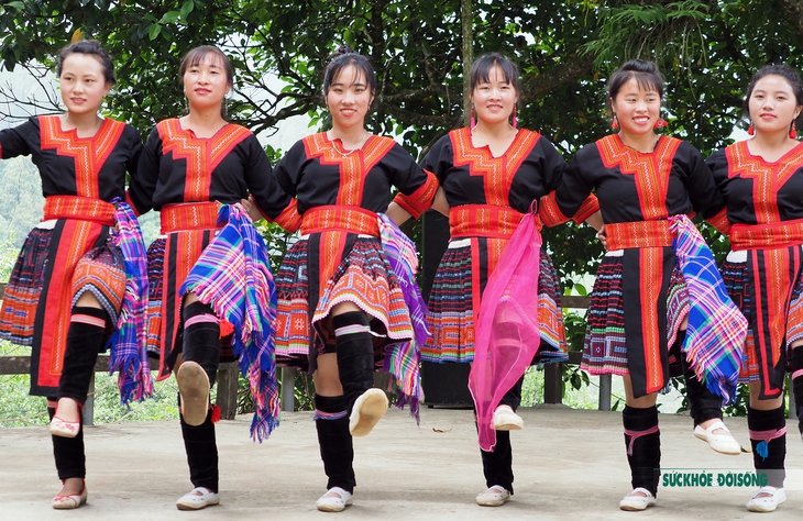 Đắm say cùng điệu múa khoe khăn của các cô gái người Mông tại bản Sin Suối Hồ - Ảnh 6. Đắm say cùng điệu múa khoe khăn của các cô gái người Mông tại bản Sin Suối Hồ - Ảnh 6.
