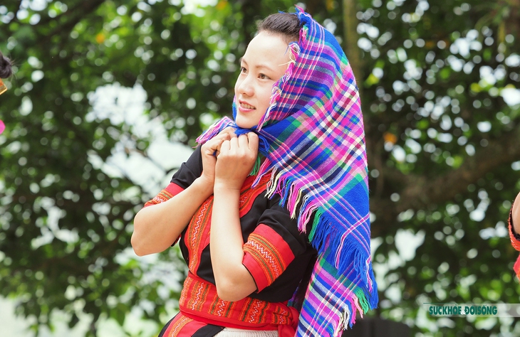 Đắm say cùng điệu múa khoe khăn của các cô gái người Mông tại bản Sin Suối Hồ - Ảnh 13. Đắm say cùng điệu múa khoe khăn của các cô gái người Mông tại bản Sin Suối Hồ - Ảnh 13.