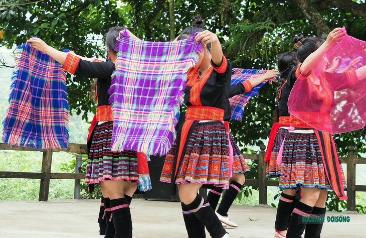 Đắm say cùng điệu múa khoe khăn của các cô gái người Mông tại bản Sin Suối Hồ - Ảnh 2. Đắm say cùng điệu múa khoe khăn của các cô gái người Mông tại bản Sin Suối Hồ - Ảnh 2.