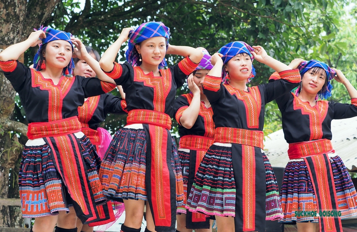 Đắm say cùng điệu múa khoe khăn của các cô gái người Mông tại bản Sin Suối Hồ - Ảnh 8. Đắm say cùng điệu múa khoe khăn của các cô gái người Mông tại bản Sin Suối Hồ - Ảnh 8.
