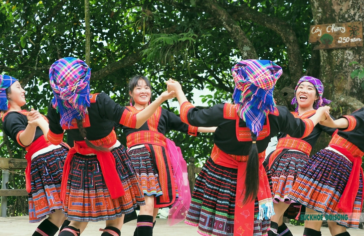 Đắm say cùng điệu múa khoe khăn của các cô gái người Mông tại bản Sin Suối Hồ - Ảnh 9. Đắm say cùng điệu múa khoe khăn của các cô gái người Mông tại bản Sin Suối Hồ - Ảnh 9.