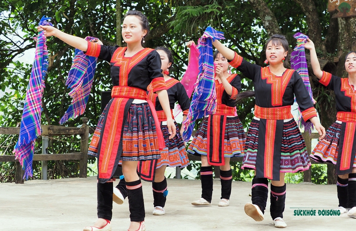 Đắm say cùng điệu múa khoe khăn của các cô gái người Mông tại bản Sin Suối Hồ - Ảnh 10. Đắm say cùng điệu múa khoe khăn của các cô gái người Mông tại bản Sin Suối Hồ - Ảnh 10.