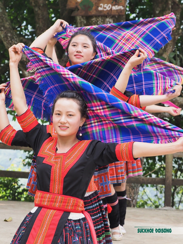 Đắm say cùng điệu múa khoe khăn của các cô gái người Mông tại bản Sin Suối Hồ - Ảnh 12. Đắm say cùng điệu múa khoe khăn của các cô gái người Mông tại bản Sin Suối Hồ - Ảnh 12.