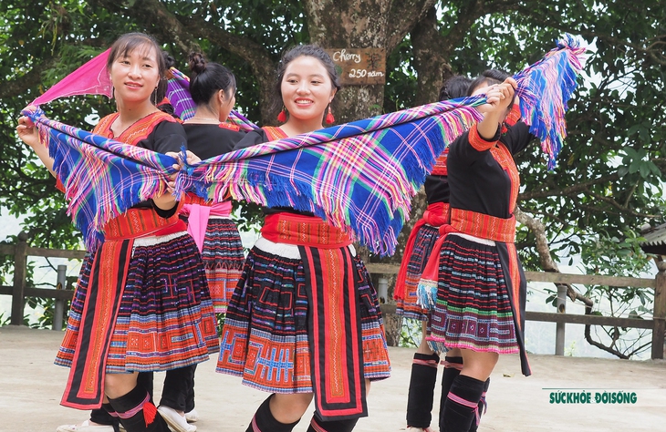 Đắm say cùng điệu múa khoe khăn của các cô gái người Mông tại bản Sin Suối Hồ - Ảnh 11. Đắm say cùng điệu múa khoe khăn của các cô gái người Mông tại bản Sin Suối Hồ - Ảnh 11.