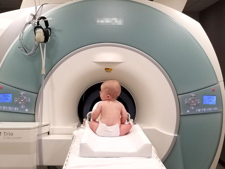 Trẻ sử dụng thuốc cản quang chứa iốt để thực hiện các thủ thuật hình ảnh y tế cần theo dõi sức khỏe tuyến giáp - Ảnh 1. Trẻ sử dụng thuốc cản quang chứa iốt để thực hiện các thủ thuật hình ảnh y tế cần theo dõi sức khỏe tuyến giáp - Ảnh 1.