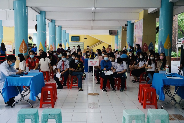Hình ảnh ngày đầu tiêm vaccine cho trẻ từ 5 đến dưới 12 tuổi ở TP.HCM - Ảnh 1.