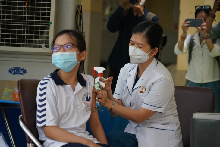 Hình ảnh ngày đầu tiêm vaccine cho trẻ từ 5 đến dưới 12 tuổi ở TP.HCM - Ảnh 13.