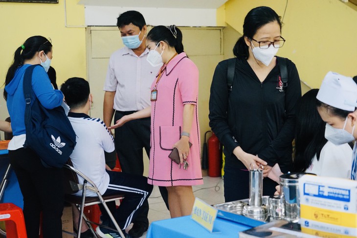 Hình ảnh ngày đầu tiêm vaccine cho trẻ từ 5 đến dưới 12 tuổi ở TP.HCM - Ảnh 15.