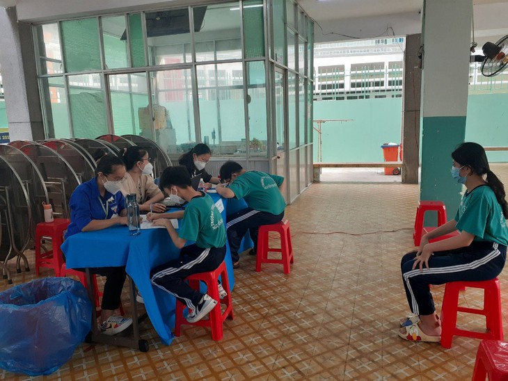 Hình ảnh ngày đầu tiêm vaccine cho trẻ từ 5 đến dưới 12 tuổi ở TP.HCM - Ảnh 21.