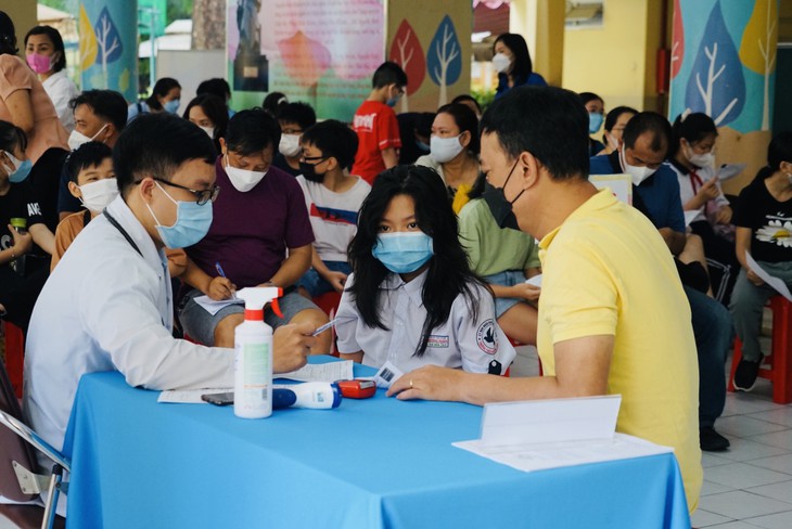 Hình ảnh ngày đầu tiêm vaccine cho trẻ từ 5 đến dưới 12 tuổi ở TP.HCM - Ảnh 9.