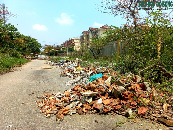 Rác thải xây dựng “bủa vây” nhiều con đường ở Huế: Tiến hành thu gom, xử lý phạt nguội - Ảnh 2. Rác thải xây dựng “bủa vây” nhiều con đường ở Huế: Tiến hành thu gom, xử lý phạt nguội - Ảnh 2.