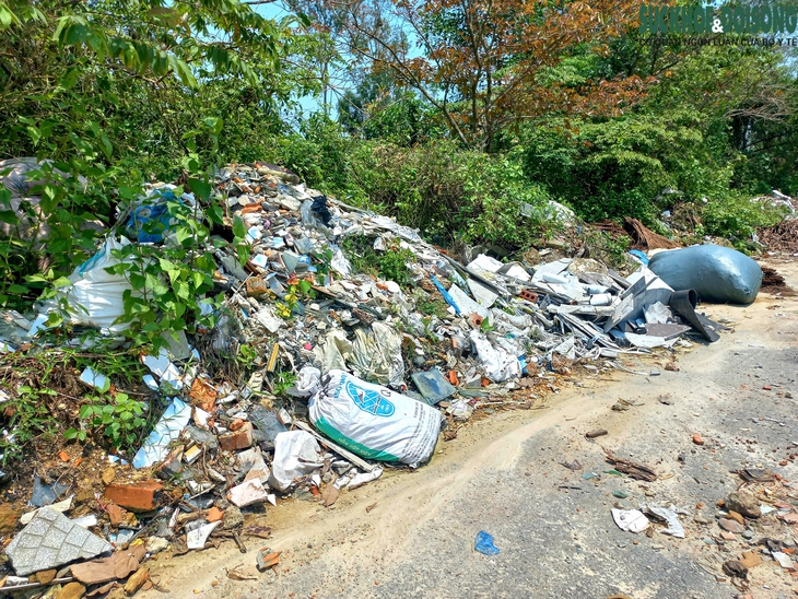 Rác thải xây dựng “bủa vây” nhiều con đường ở Huế: Tiến hành thu gom, xử lý phạt nguội - Ảnh 3. Rác thải xây dựng “bủa vây” nhiều con đường ở Huế: Tiến hành thu gom, xử lý phạt nguội - Ảnh 3.