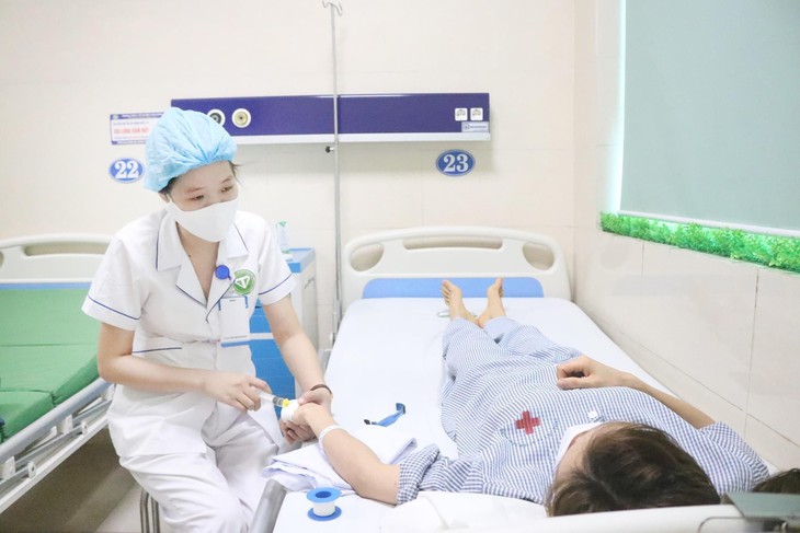 Điều trị trầm cảm ở người cao tuổi có thể dùng thuốc, liệu pháp tâm lý, thư giãn, luyện tập.