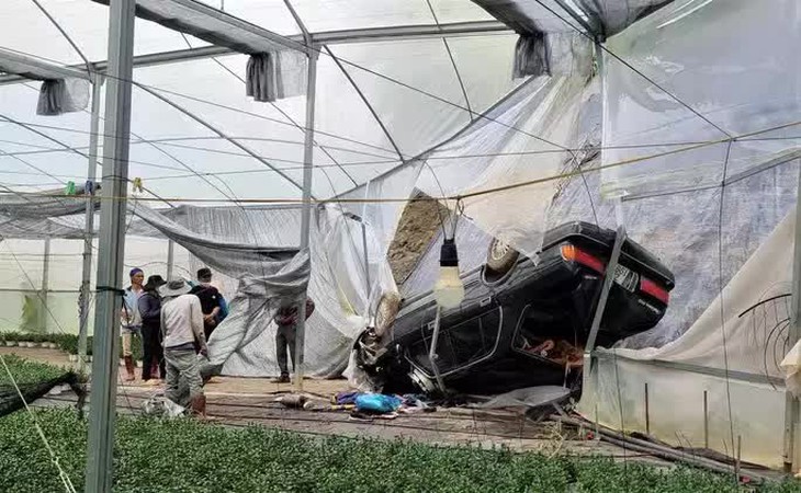 Ô tô biển Hà Nội lao xuống vực sâu ở Đà Lạt, 2 người bị thương nặng - Ảnh 1. Ô tô biển Hà Nội lao xuống vực sâu ở Đà Lạt, 2 người bị thương nặng - Ảnh 1.