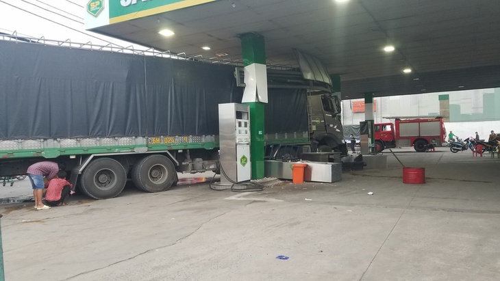 Va chạm với container, xe tải "bẻ lái" đâm nát trụ bơm xăng ven quốc lộ - Ảnh 3.