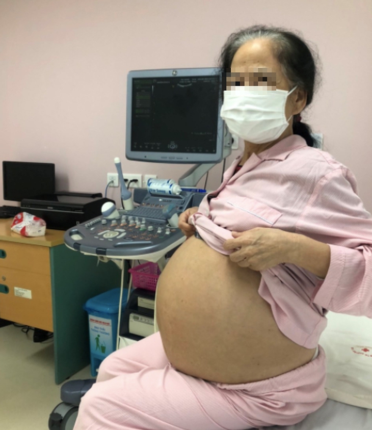 "Mang bầu" tuổi 71 - Ảnh 1.