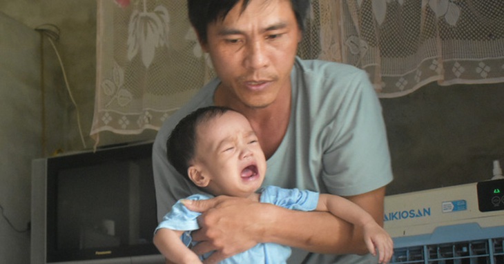 Vợ chồng nghèo mong sự giúp đỡ của cộng đồng để con thơ mắc bệnh tim hiếm gặp duy trì sự sống