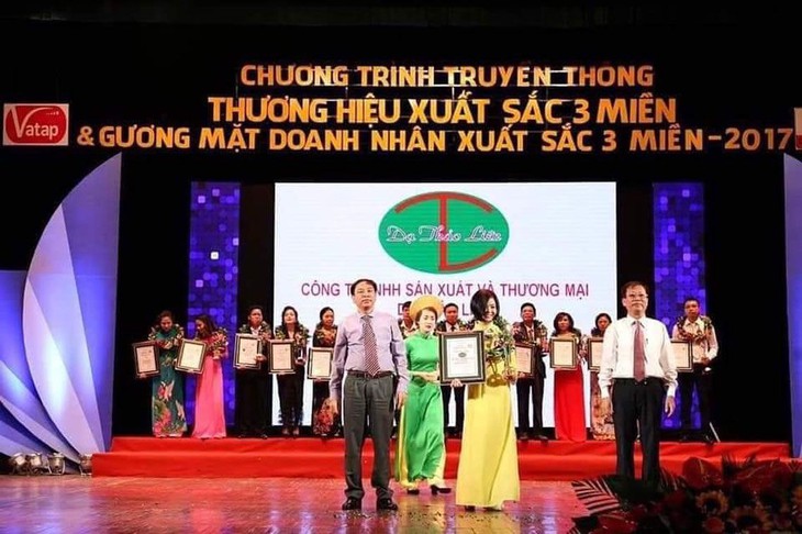Dạ Thảo Liên luôn phấn đấu để xứng đáng với danh hiệu Thương hiệu 3 miền xuất sắc - Ảnh 1. Dạ Thảo Liên luôn phấn đấu để xứng đáng với danh hiệu Thương hiệu 3 miền xuất sắc - Ảnh 1.