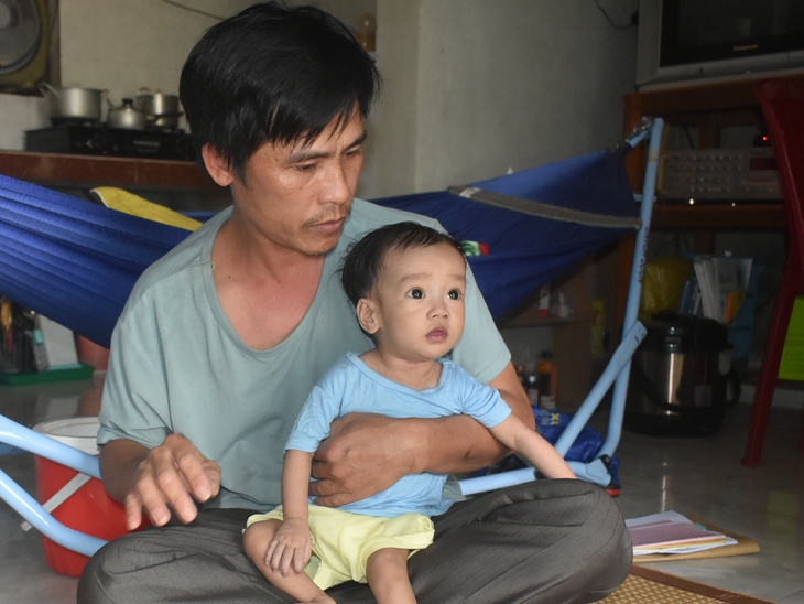 MS 749: Vợ chồng nghèo mong cầu sự giúp đỡ để con thơ mắc bệnh tim hiếm gặp duy trì sự sống chờ kỳ tích - Ảnh 3. MS 749: Vợ chồng nghèo mong cầu sự giúp đỡ để con thơ mắc bệnh tim hiếm gặp duy trì sự sống chờ kỳ tích - Ảnh 3.