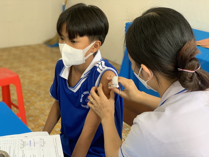 TP.HCM tiếp tục tiêm phòng COVID-19 cho học sinh lớp 6 dưới 12 tuổi - Ảnh 2.