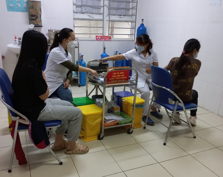 Hà Nội tiếp tục đẩy nhanh tiên độ tiêm chủng vaccine cho trẻ từ 5 đến 11 tuổi - Ảnh 1.