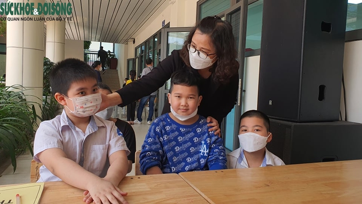 Hà Nội tiêm vaccine COVID-19 cho học sinh lớp 4 -5, cần làm gì để chuẩn bị tốt tâm lí cho trẻ? - Ảnh 2. Hà Nội tiêm vaccine COVID-19 cho học sinh lớp 4 -5, cần làm gì để chuẩn bị tốt tâm lí cho trẻ? - Ảnh 2.