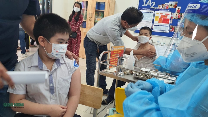 Hà Nội tiêm vaccine COVID-19 cho học sinh lớp 4 -5, cần làm gì để chuẩn bị tốt tâm lí cho trẻ? - Ảnh 1. Hà Nội tiêm vaccine COVID-19 cho học sinh lớp 4 -5, cần làm gì để chuẩn bị tốt tâm lí cho trẻ? - Ảnh 1.