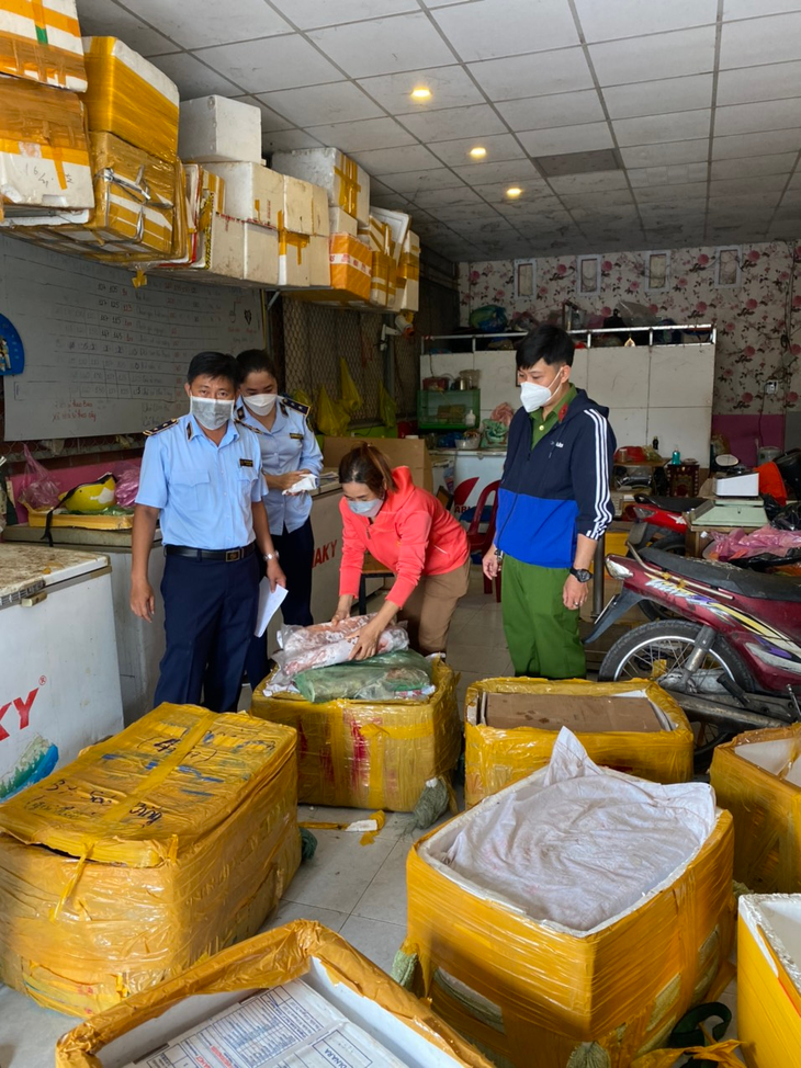 Lực lượng chức năng kiểm tra số thực phẩm đông lạnh vi phạm Lực lượng chức năng kiểm tra số thực phẩm đông lạnh vi phạm