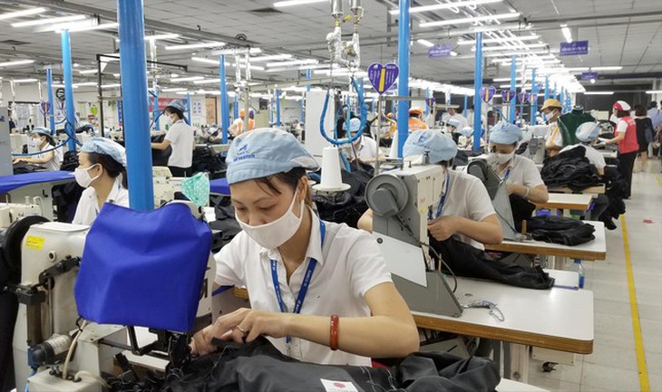 Cuộc sống gặp khó khăn, nhiều người lao động chọn rút bảo hiểm xã hội một lần.