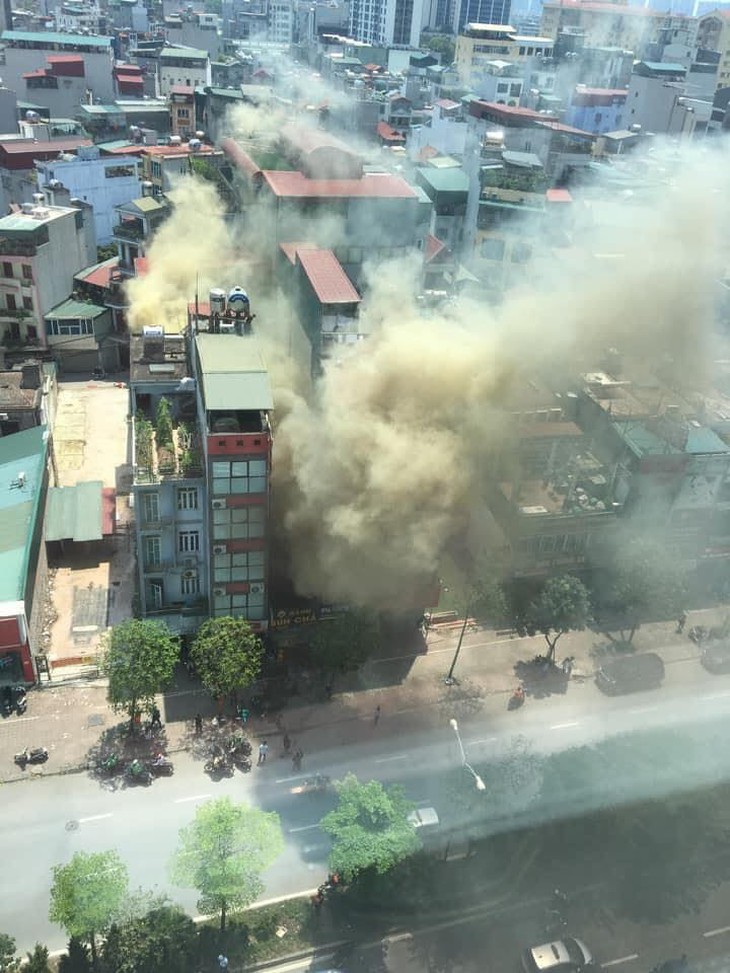 Hà Nội: Cháy quán bún chả, nhiều người hoảng hốt chạy thoát thân - Ảnh 1.