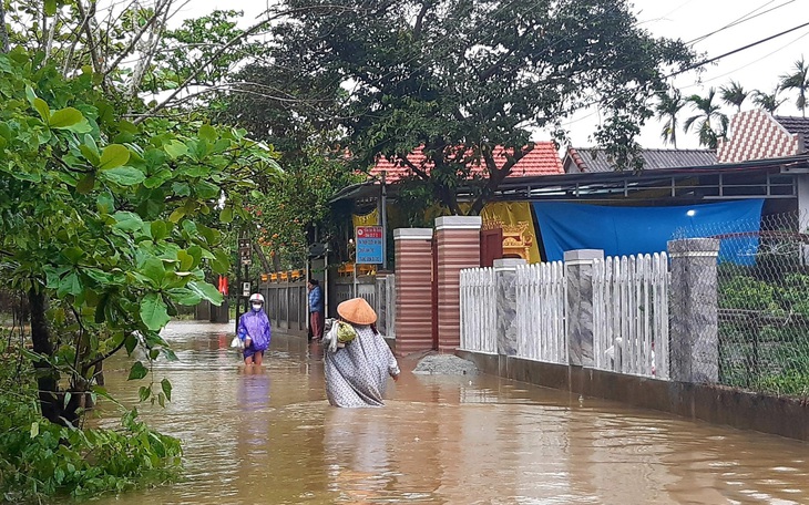 Mưa lũ trái mùa, vùng trũng ngập cục bộ, nông dân nguy cơ trắng tay 