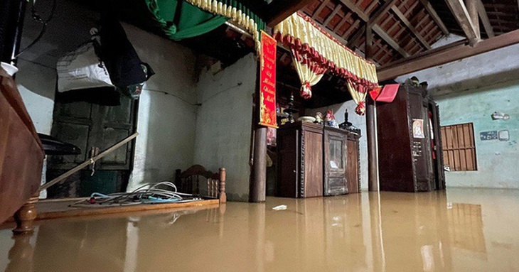 Mưa lớn bất thường, người dân thức trắng đêm canh nước lũ