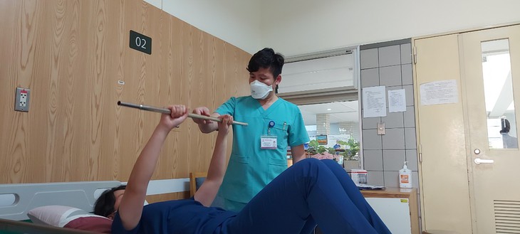 Các bài tập phục hồi chức năng sau phẫu thuật ung thư vú - Ảnh 4.