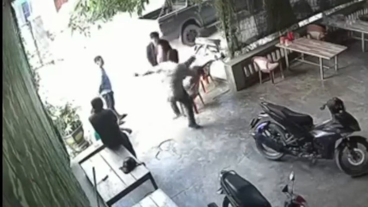 Vụ người đàn ông bị "tung cước" vào mặt: Triệu tập người liên quan để làm rõ - Ảnh 1. Vụ người đàn ông bị "tung cước" vào mặt: Triệu tập người liên quan để làm rõ - Ảnh 1.