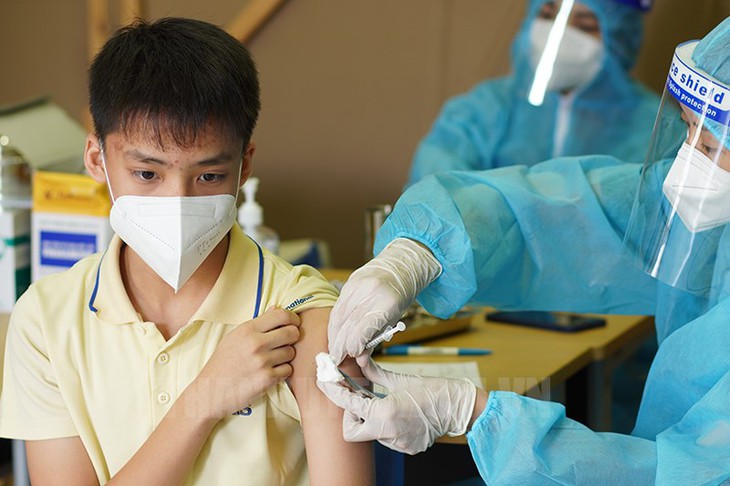 Trẻ gặp phản ứng nào sau tiêm vaccine phòng COVID-19 cần tới bệnh viện gấp? - Ảnh 1.