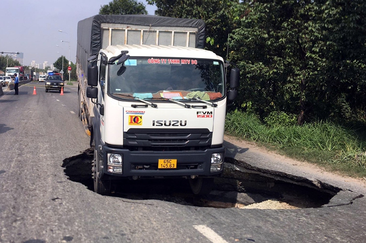TP Hồ Chí Minh: Xe tải sụp hố ‘tử thần’ rộng hơn 3m gần cầu Phú Mỹ - Ảnh 1. TP Hồ Chí Minh: Xe tải sụp hố ‘tử thần’ rộng hơn 3m gần cầu Phú Mỹ - Ảnh 1.