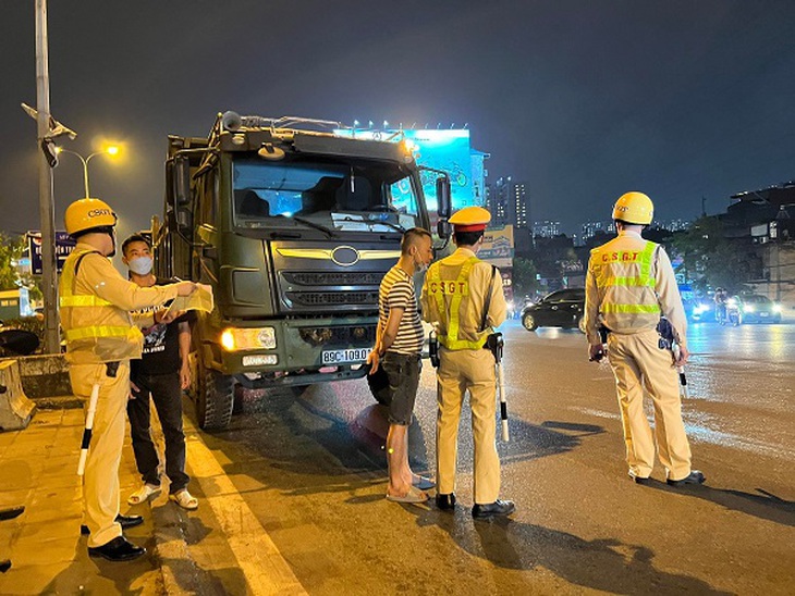 Xử phạt 1.568 phương tiện quá tải và làm rơi vãi vật liệu xây dựng - Ảnh 3. Xử phạt 1.568 phương tiện quá tải và làm rơi vãi vật liệu xây dựng - Ảnh 3.