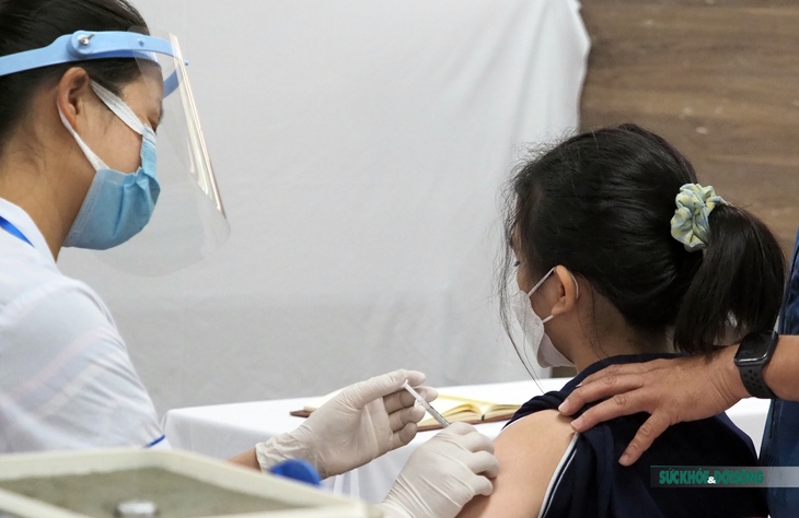 Cha mẹ sát cánh cùng con đi tiêm vaccine COVID-19 - Ảnh 12.