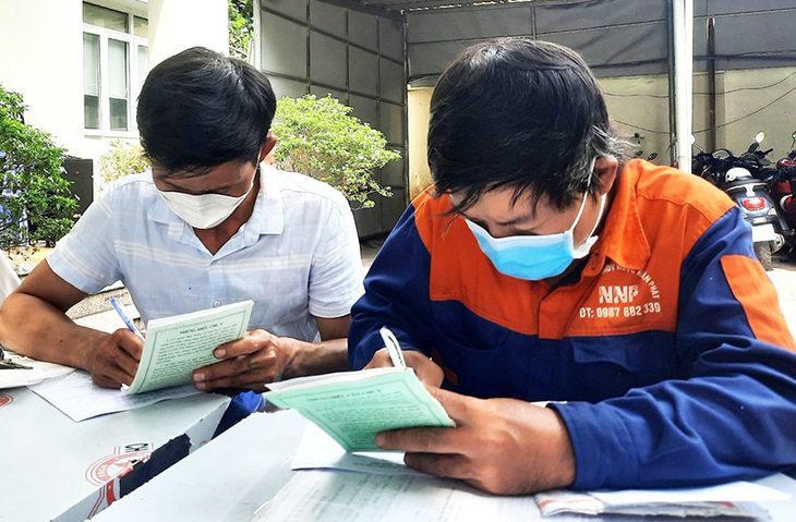 Cuộc sống khó khăn, nhiều người đã lựa chọn rút bảo hiểm xã hội 1 lần. Cuộc sống khó khăn, nhiều người đã lựa chọn rút bảo hiểm xã hội 1 lần.