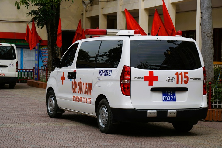 Bão số 3: Các cơ sở y tế trực cấp cứu 24/24h vừa duy trì chống dịch COVID-19, sốt xuất huyết - Ảnh 1.