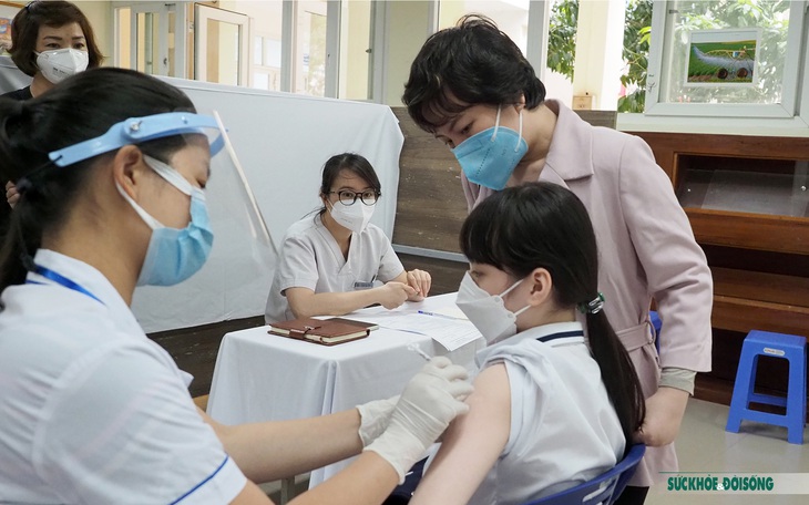 Cha mẹ sát cánh cùng con đi tiêm vaccine COVID-19 