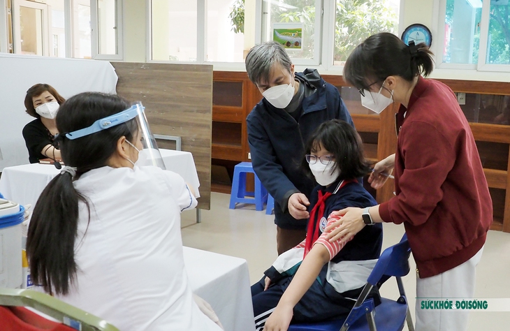 Cha mẹ sát cánh cùng con đi tiêm vaccine COVID-19 - Ảnh 3.