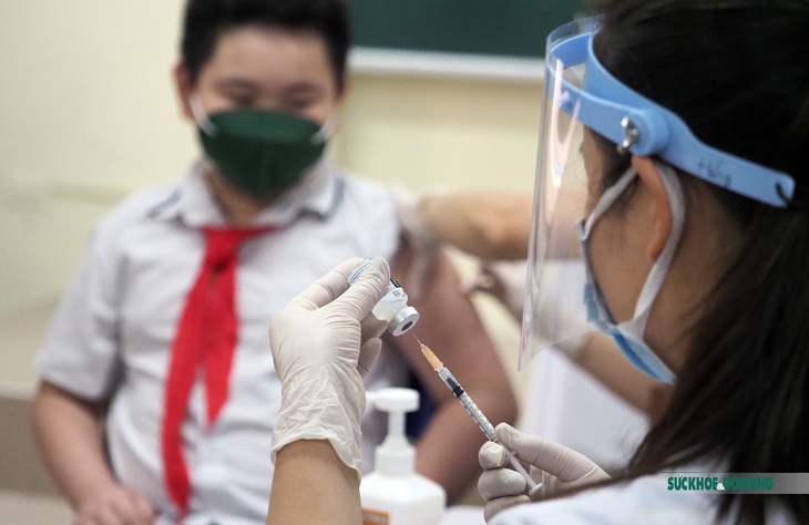 Cha mẹ sát cánh cùng con đi tiêm vaccine COVID-19 - Ảnh 10.